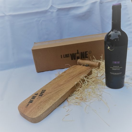 I Muri Primitivo di Salento Puglia met I Like Wine &amp; Tapasplank met kurkentrekker als handvat