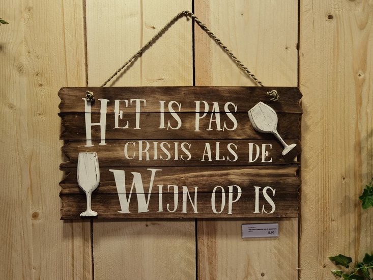 Houten tekstbord het is pas crisis als de wijn op is