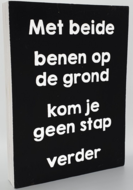 Bord zwart met beide benen op de grond